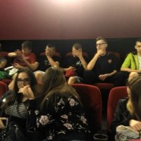 Społeczność internatu ZST wybrała się autokarem do Cinema  Lumiere  w Suwałkach na film „Niedobrani”